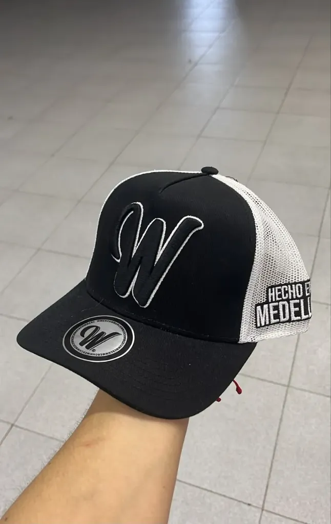 Gorra Westcol Premium – Estilo Urbano negro con blanco ( con malla)