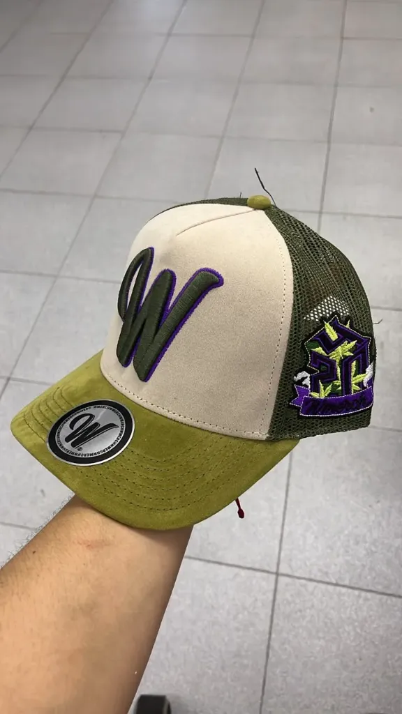 Gorra Westcol Premium – Estilo Urbano verde con morado (con malla)